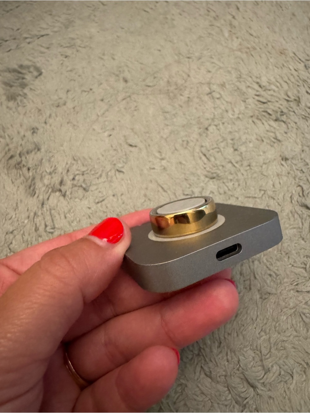 Oura Ring 4 - Gold Size 8 - Picture 1 of 3